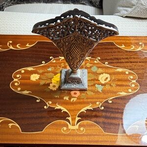 VINTAGE ORNATE ART NOUVEAU METAL FLUTED FLAT LATTICE FAN VASE W/ PINEAPPLE 8 x 9